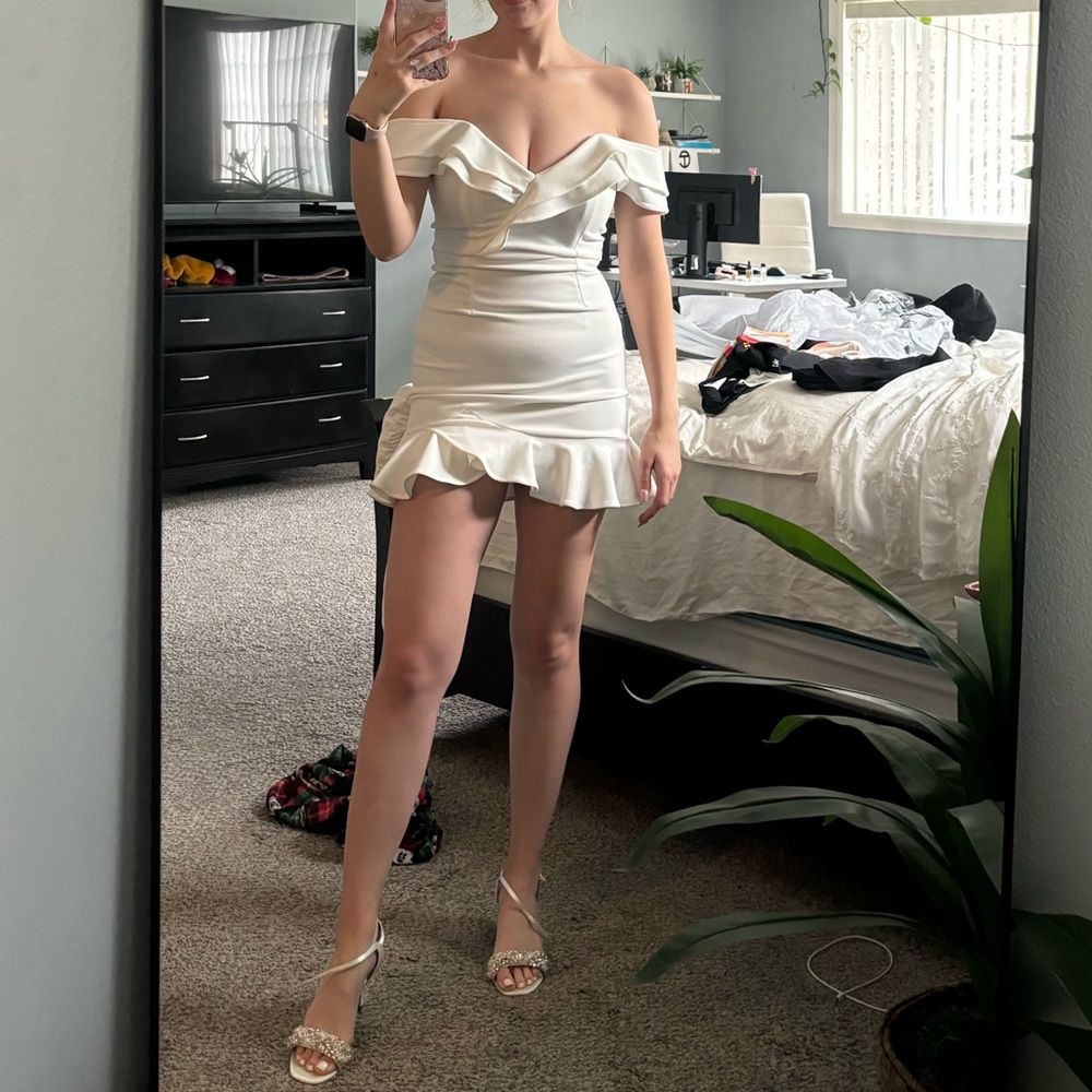 SELFIE LESLIE OFF-SHOULDER RUFFLE MINI DRESS WHITE